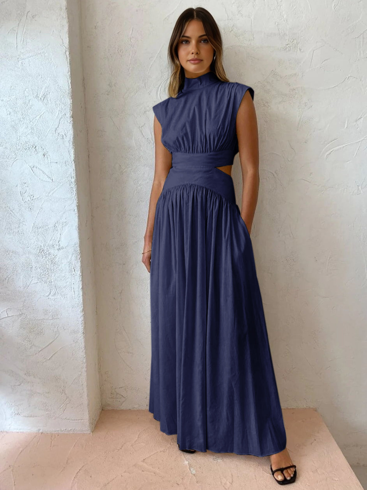Selene | Mock neck cut-out maxiklänning