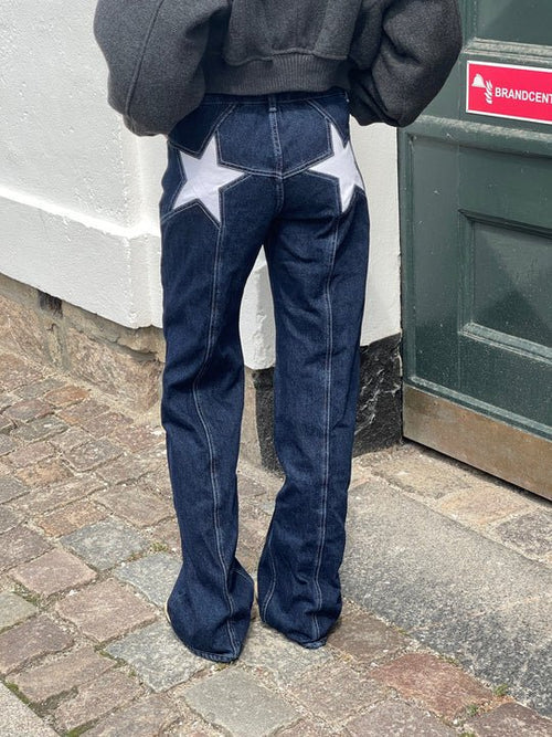 Sarah | Low-rise jeans with embroidered star 